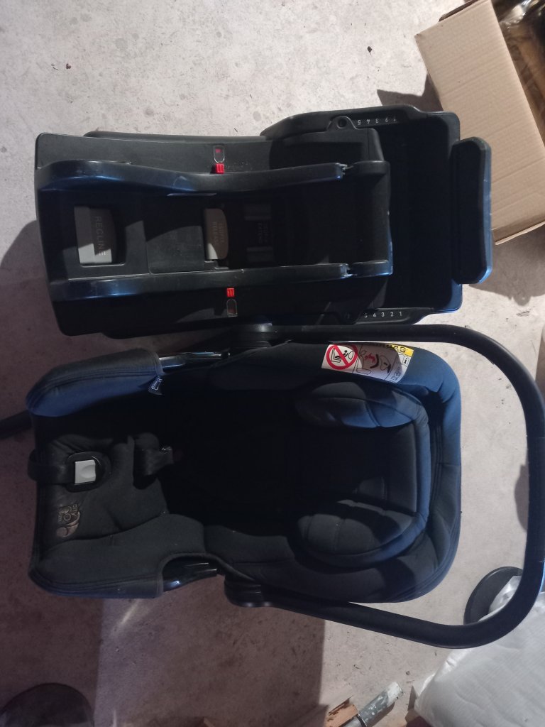 Autositz Babyschale Babyjogger mit Base und Neugeboreneneinsatz