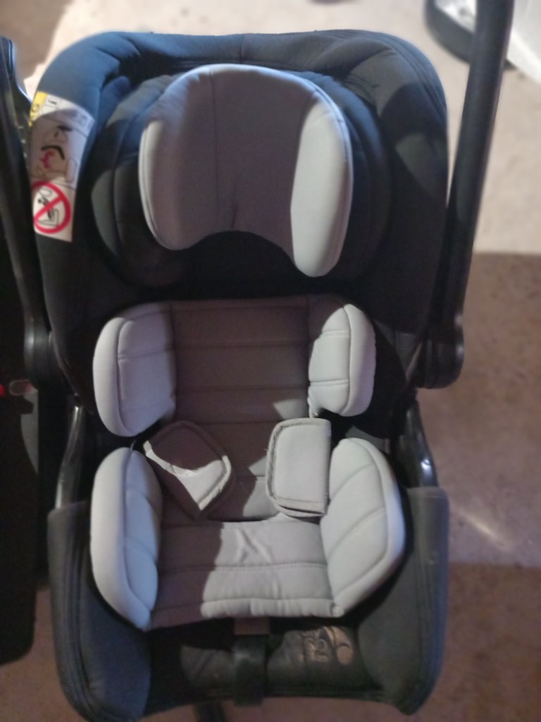 Autositz Babyschale Babyjogger mit Base und Neugeboreneneinsatz