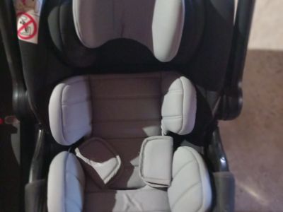 Autositz Babyschale Babyjogger mit Base und Neugeboreneneinsatz