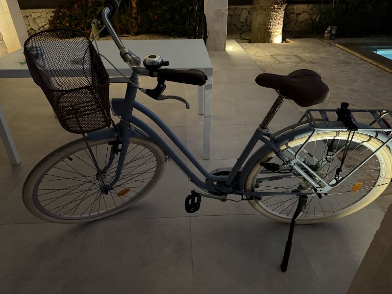 B'Twin Women's City Bike in Light Blue with Basket 28"