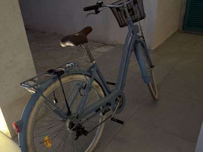 B'Twin Women's City Bike in Light Blue with Basket 28"
