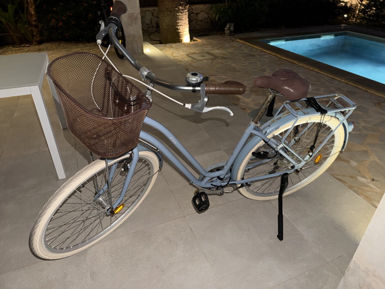 B'Twin Damen Cityfahrrad in Hellblau mit Korb 28" Zoll