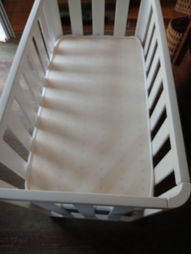 Baby Bett zu verkaufen.