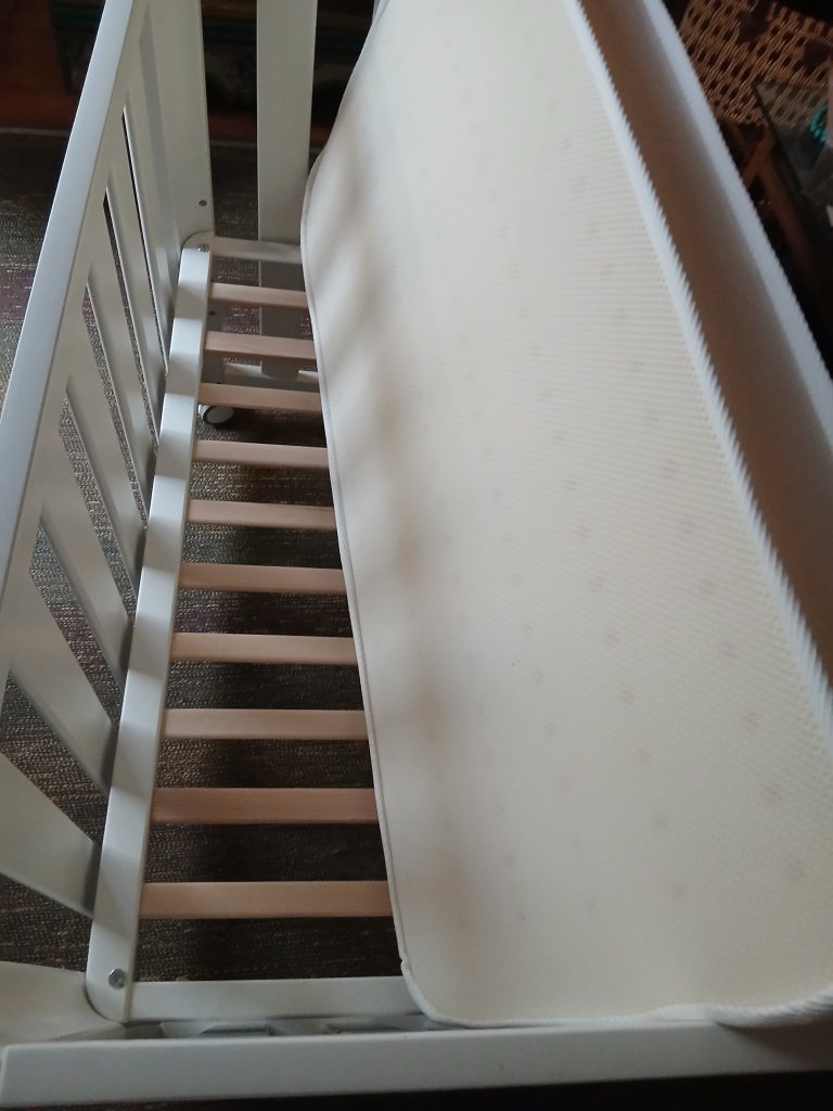 Cuna de bebé en venta.