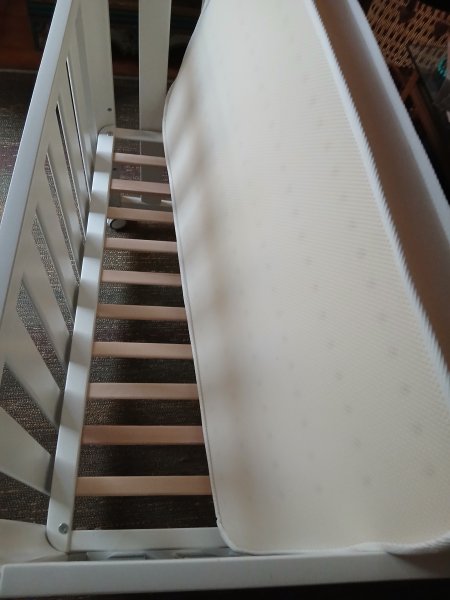 Cuna de bebé en venta.