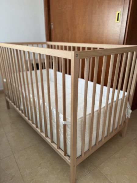 Crib, mattress and bumper for baby
