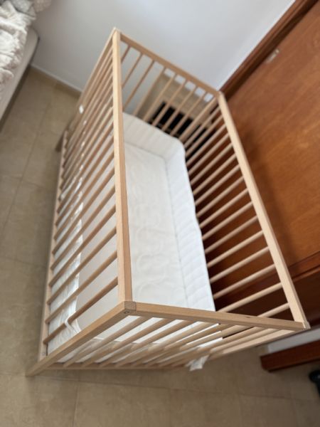 Crib, mattress and bumper for baby