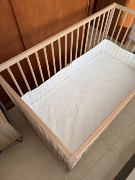 Crib, mattress and bumper for baby