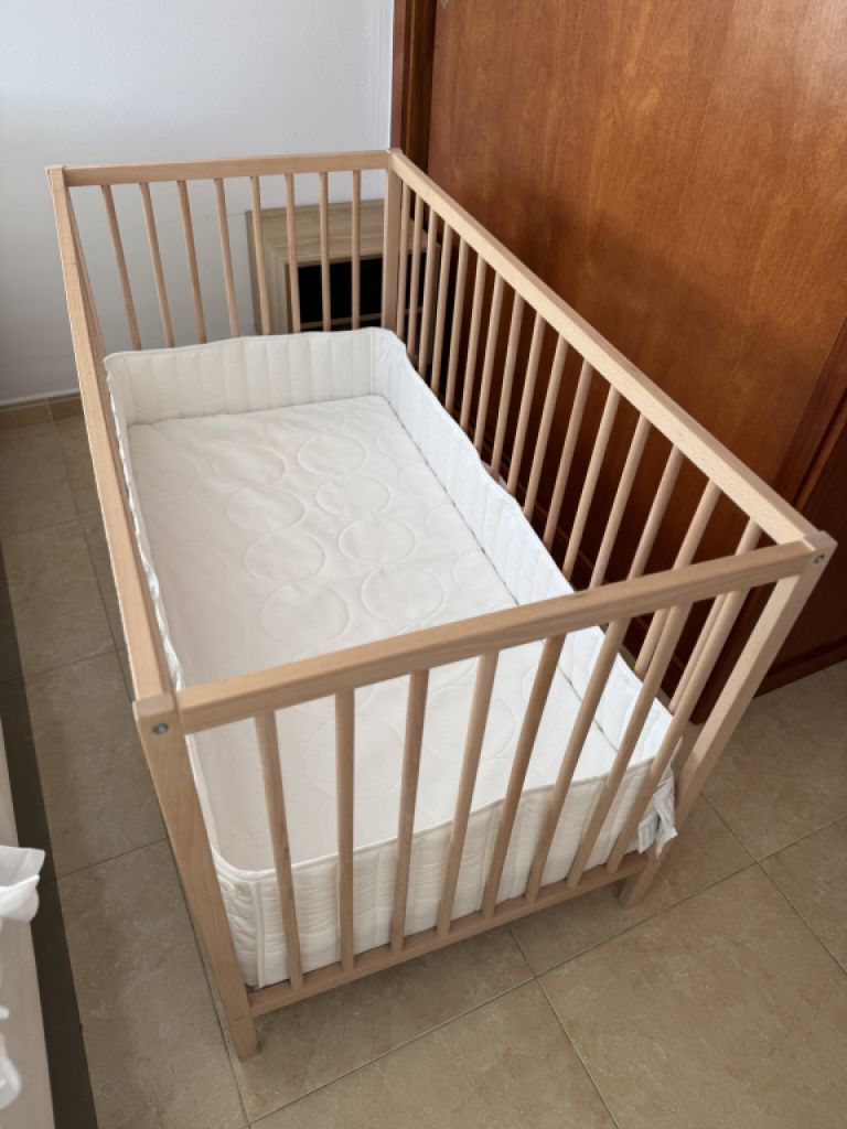 Crib, mattress and bumper for baby