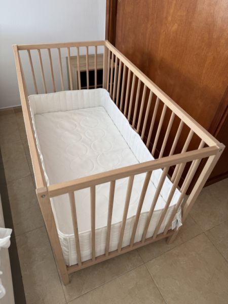 Crib, mattress and bumper for baby