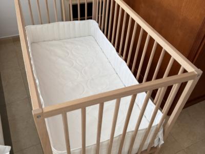 Crib, mattress and bumper for baby