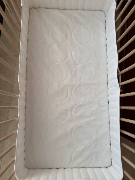 Crib, mattress and bumper for baby