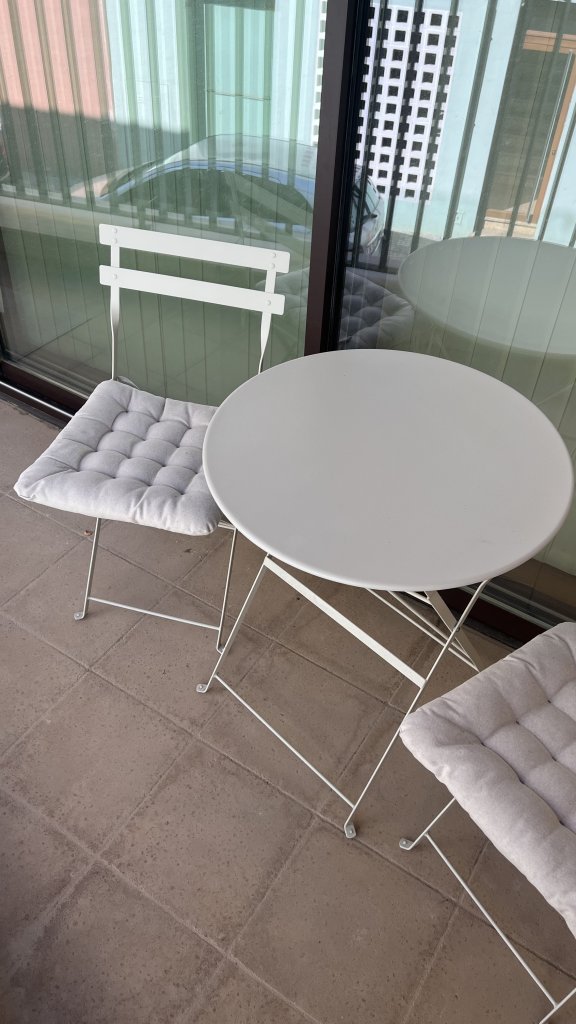 Balkon Tisch und Stühle