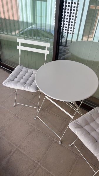 Balkon Tisch und Stühle
