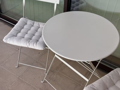 Balkon Tisch und Stühle