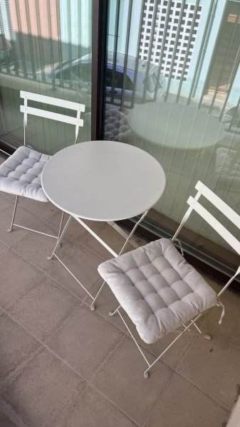 Balkon Tisch und Stühle