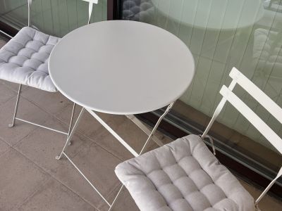 Balkon Tisch und Stühle
