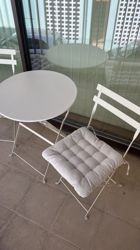 Balkon Tisch und Stühle