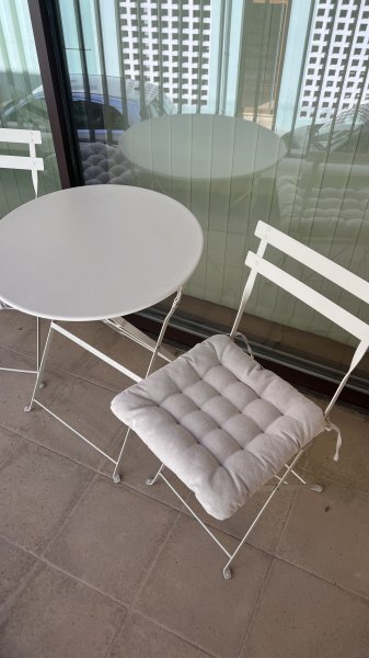 Balkon Tisch und Stühle