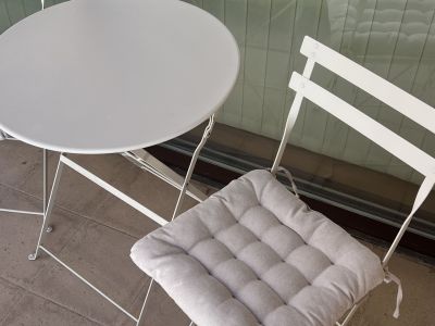 Balkon Tisch und Stühle