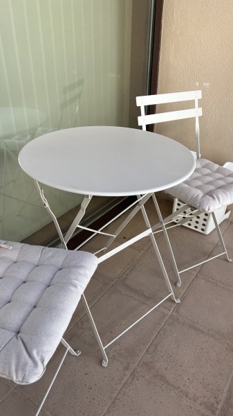 Balkon Tisch und Stühle