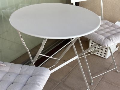 Balkon Tisch und Stühle