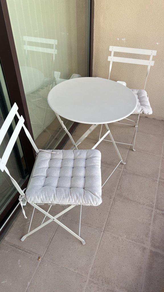 Balkon Tisch und Stühle