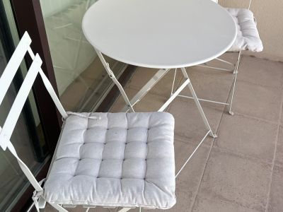 Balkon Tisch und Stühle