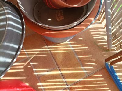 Balkonkästen, Pflanzenkübel und Gießkannen