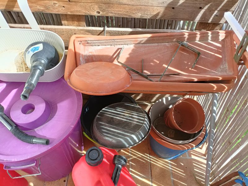 Balkonkästen, Pflanzenkübel und Gießkannen