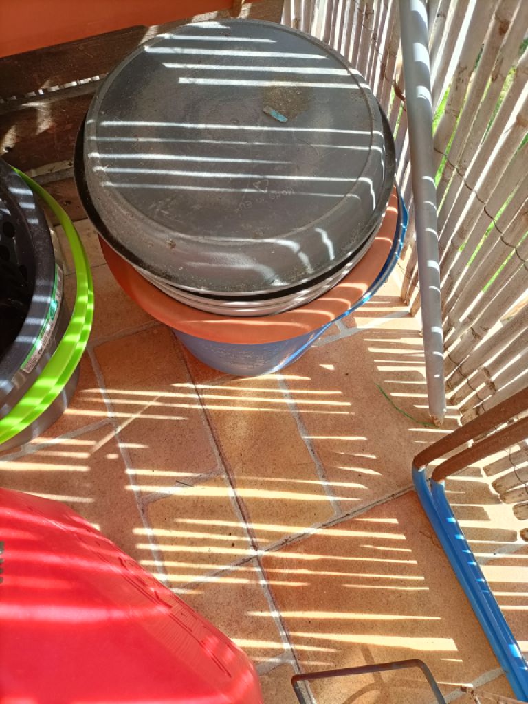 Balkonkästen, Pflanzenkübel und Gießkannen