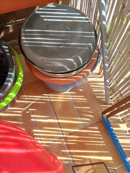 Balkonkästen, Pflanzenkübel und Gießkannen