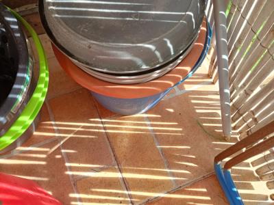 Balkonkästen, Pflanzenkübel und Gießkannen