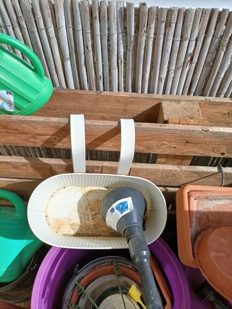 Balkonkästen, Pflanzenkübel und Gießkannen