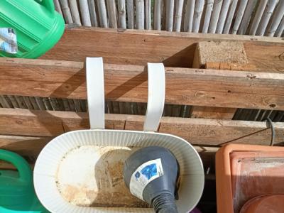 Balkonkästen, Pflanzenkübel und Gießkannen