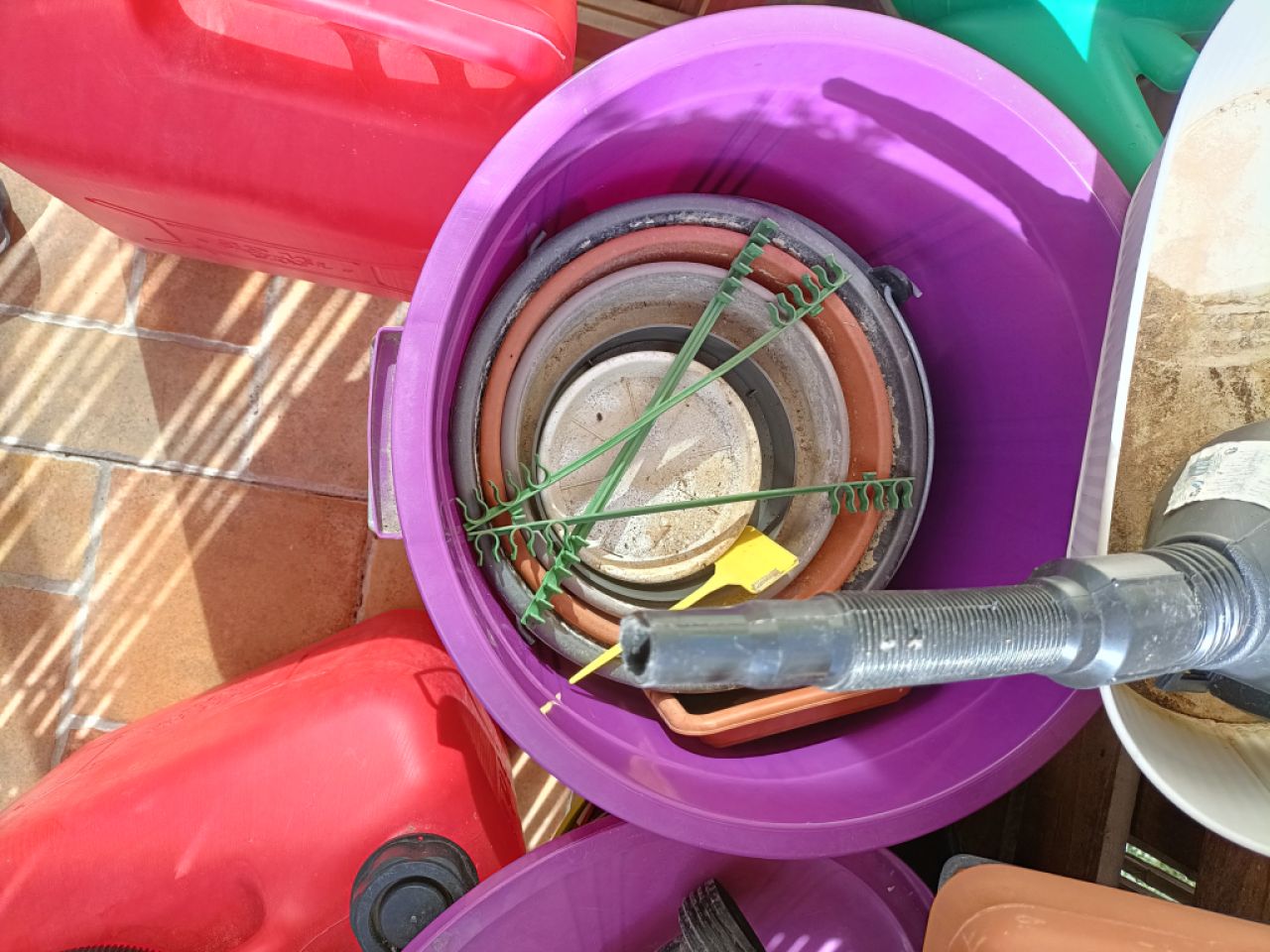 Balkonkästen, Pflanzenkübel und Gießkannen