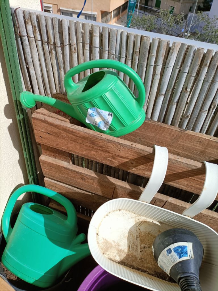 Balkonkästen, Pflanzenkübel und Gießkannen