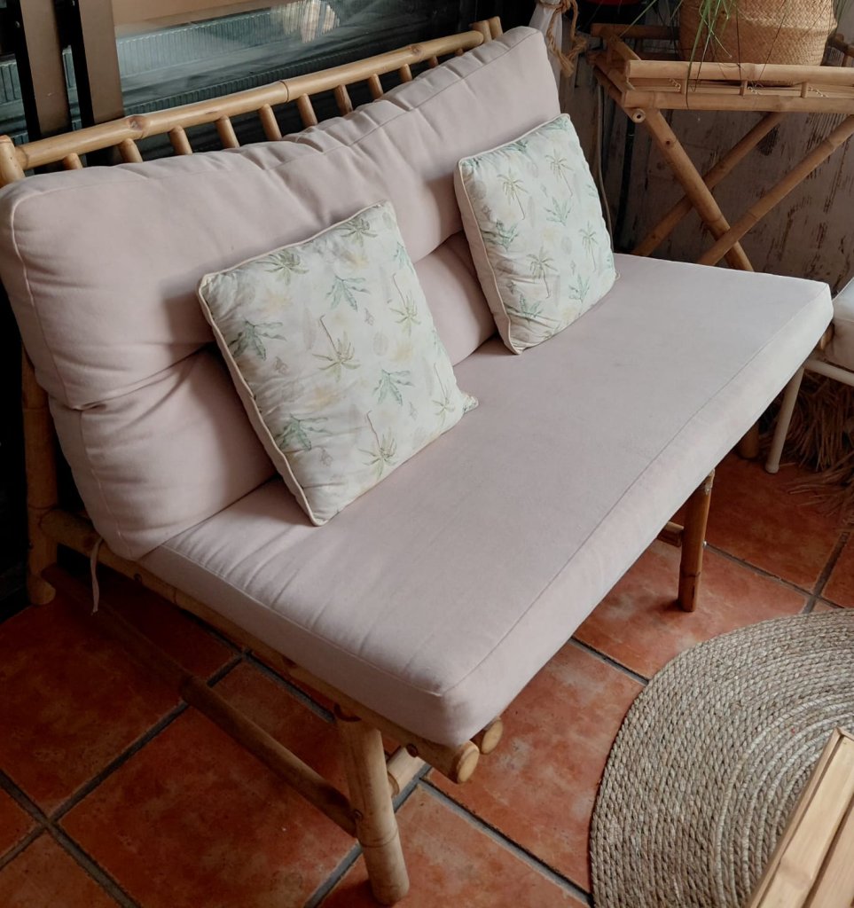 Bambuslounge mit Kissen