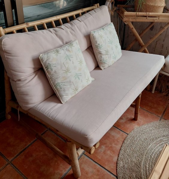 Bambuslounge mit Kissen