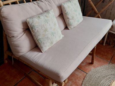 Bambuslounge mit Kissen