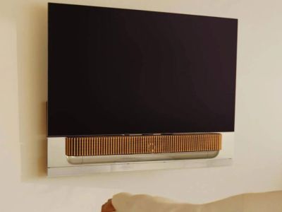Bang & Olufsen Beovision Theatre 55 / Beosound Theatre 55 OLED 4K mit motorisierter Wandhalterung