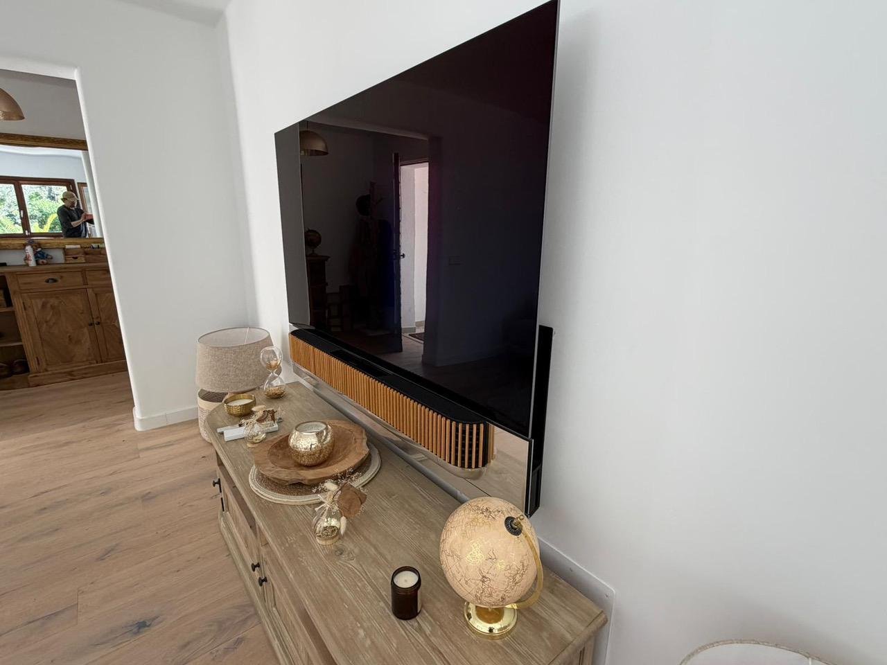 Bang & Olufsen Beovision Theatre 65 / Beosound Theatre 65 OLED 4K mit motorisierter Wandhalterung