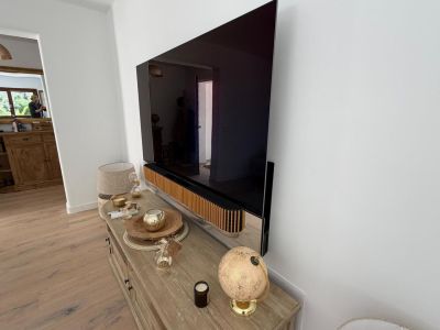 Bang & Olufsen Beovision Theatre 65 / Beosound Theatre 65 OLED 4K mit motorisierter Wandhalterung