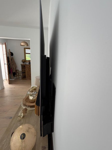 Bang & Olufsen Beovision Theatre 65 / Beosound Theatre 65 OLED 4K mit motorisierter Wandhalterung