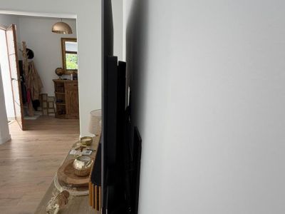 Bang & Olufsen Beovision Theatre 65 / Beosound Theatre 65 OLED 4K mit motorisierter Wandhalterung