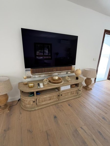 Bang & Olufsen Beovision Theatre 65 / Beosound Theatre 65 OLED 4K mit motorisierter Wandhalterung