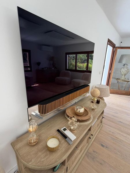 Bang & Olufsen Beovision Theatre 65 / Beosound Theatre 65 OLED 4K mit motorisierter Wandhalterung