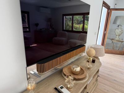 Bang & Olufsen Beovision Theatre 65 / Beosound Theatre 65 OLED 4K mit motorisierter Wandhalterung