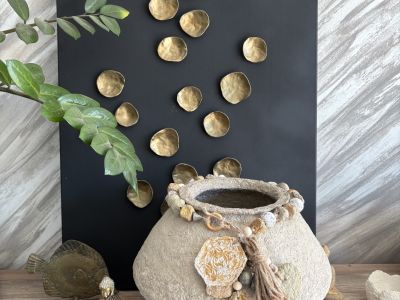 Bauchige Vase mit Dekokette