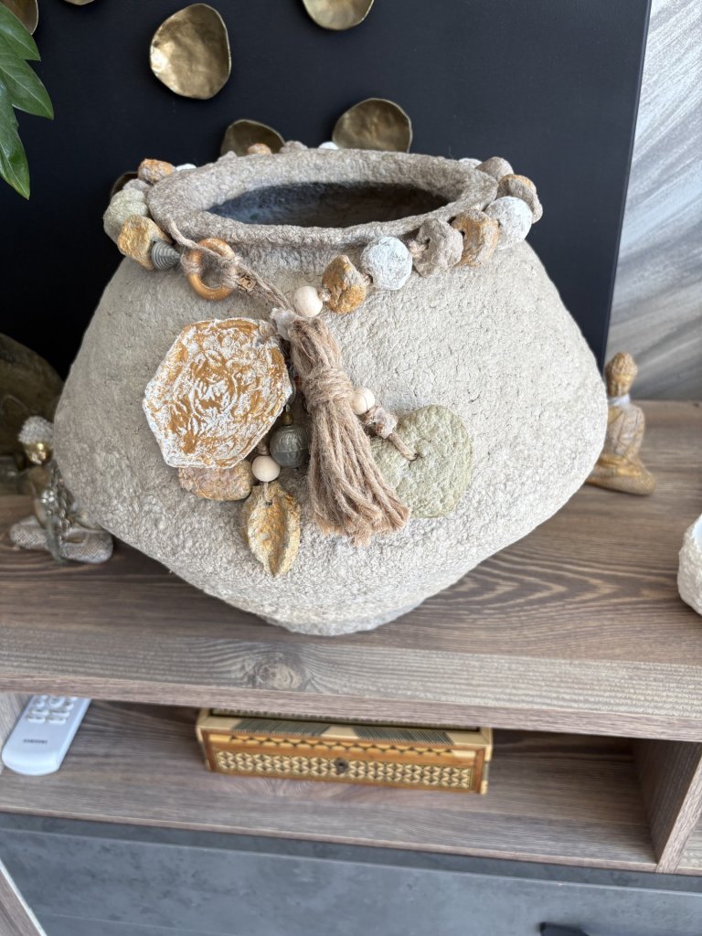 Bauchige Vase mit Dekokette